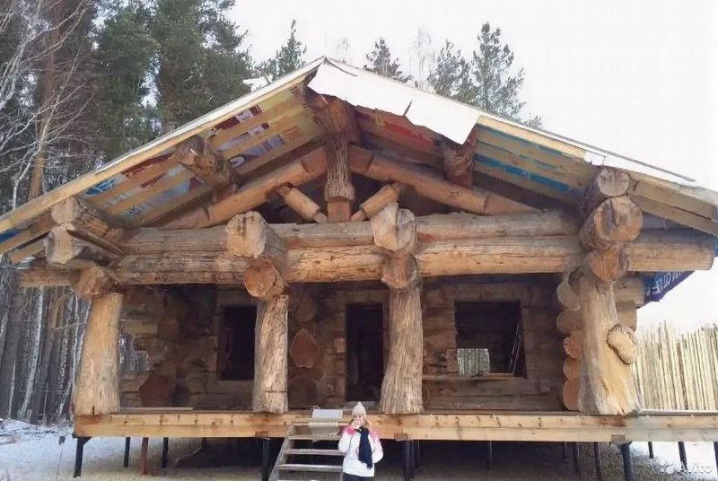 Одноэтажный дом из крупного бревна