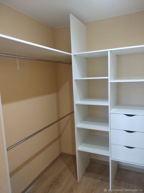 Гардеробная в кладовке