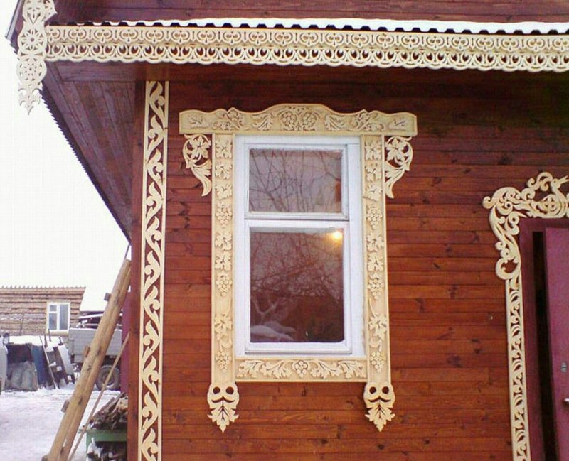 Современный дом с резными наличниками