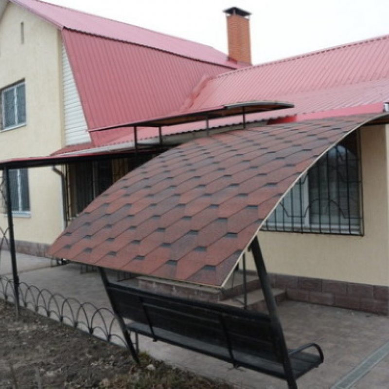 Козырёк над крыльцом из мягкой кровли