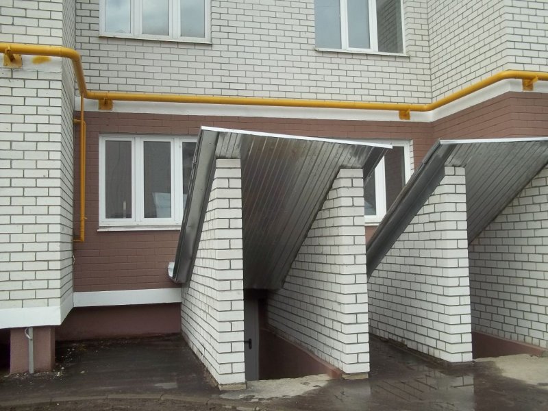 Цоколь многоэтажного дома