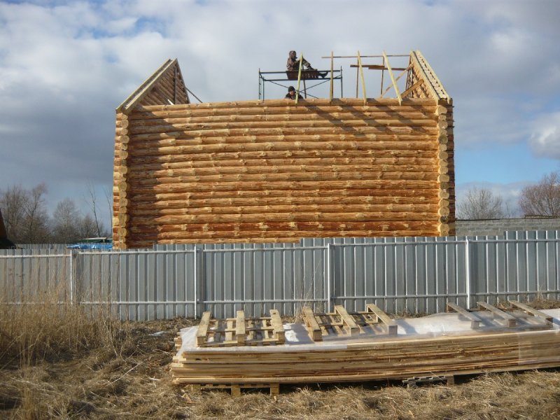 Дом из окоренного бревна