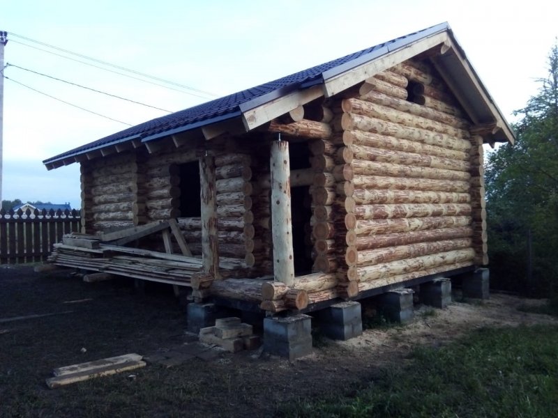 Баня из окоренного бревна