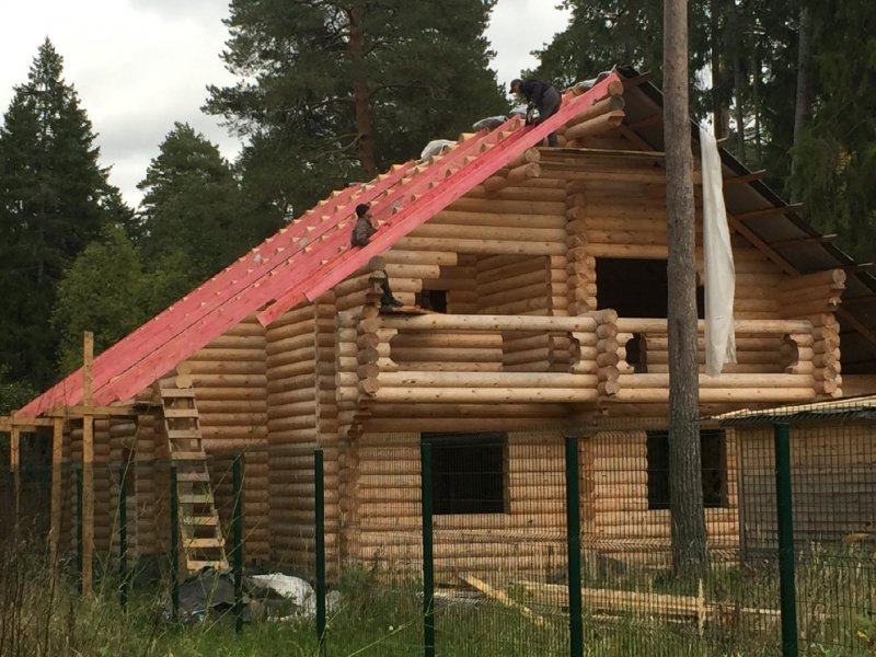 Фальцевая кровля оцилиндрованного бревна