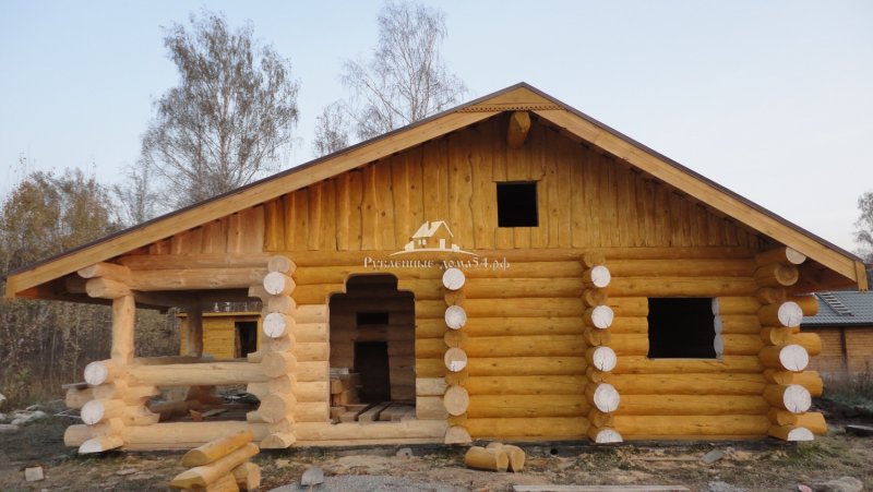 Баня из неотесанного бревна