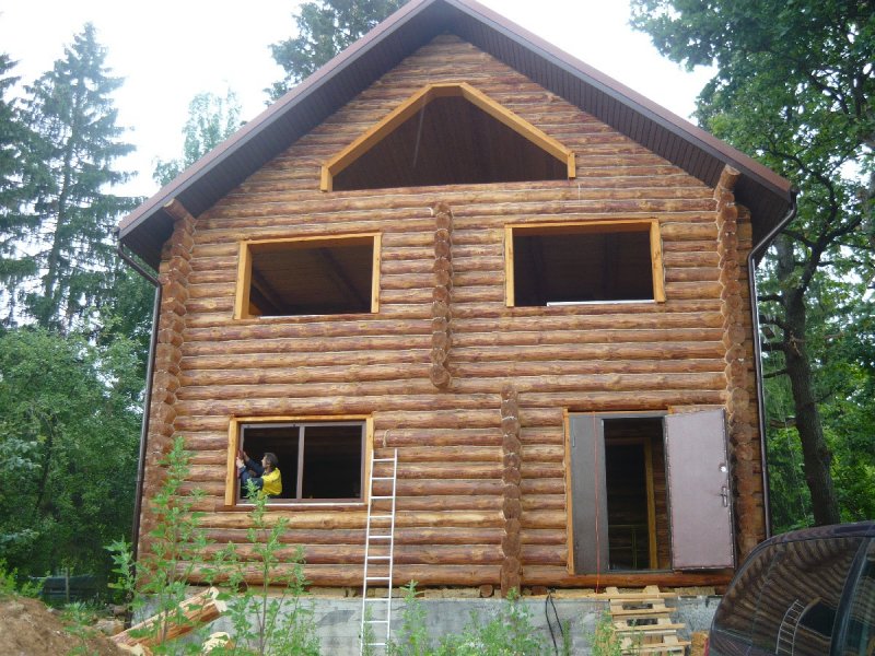 Срубы домов из окоренного бревна