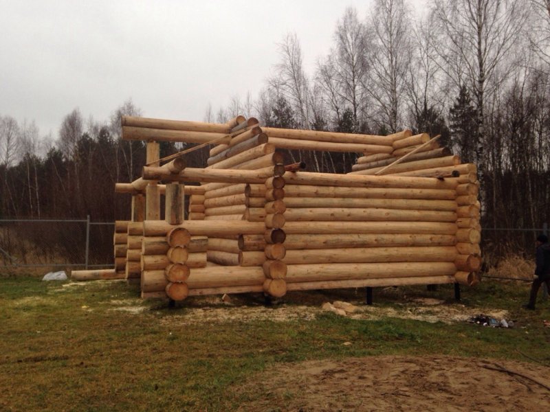 Баня из окоренного бревна