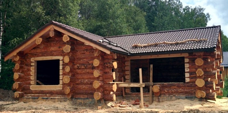 Баня из бревна ручной рубки