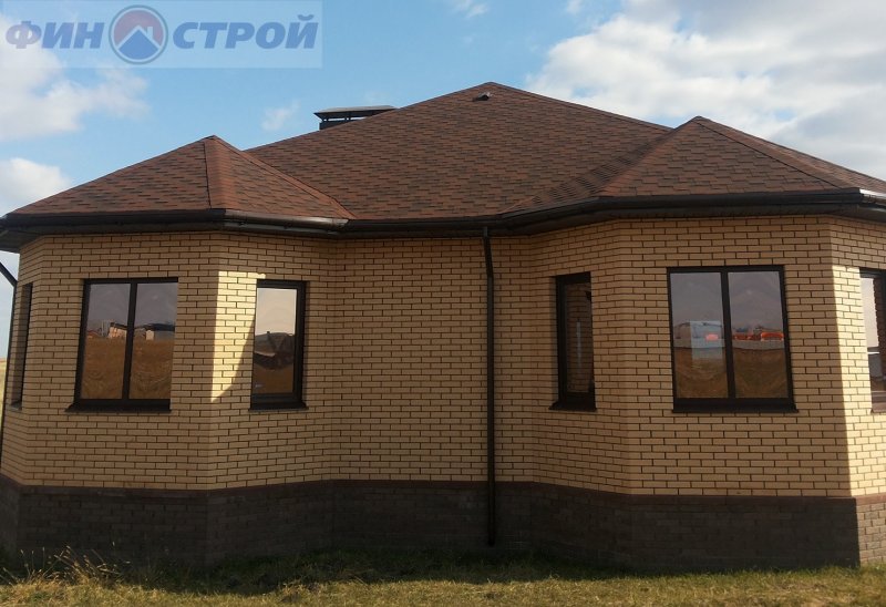 Одноэтажный дом из желтого кирпича с коричневыми