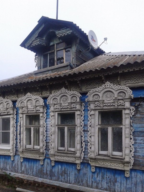 Старый дом с резными наличниками