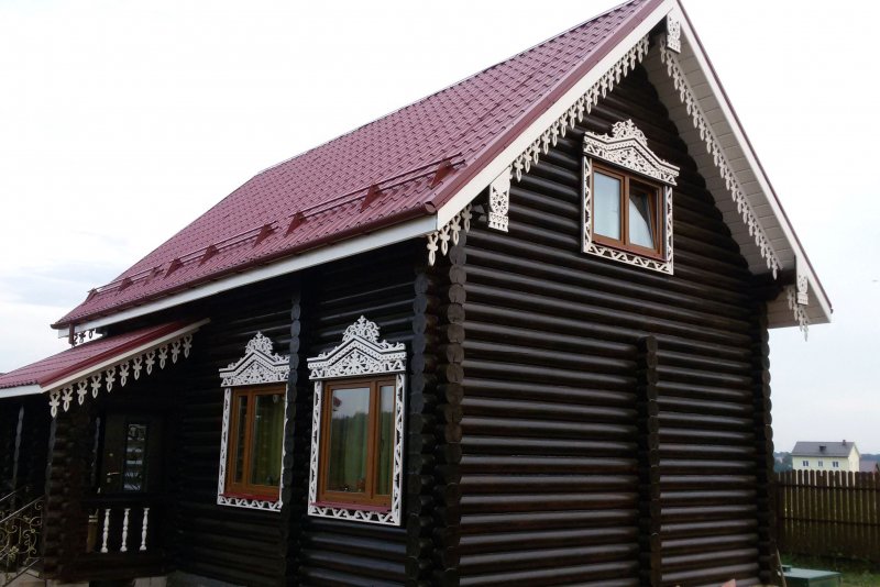 Резные наличники на бревенчатом доме