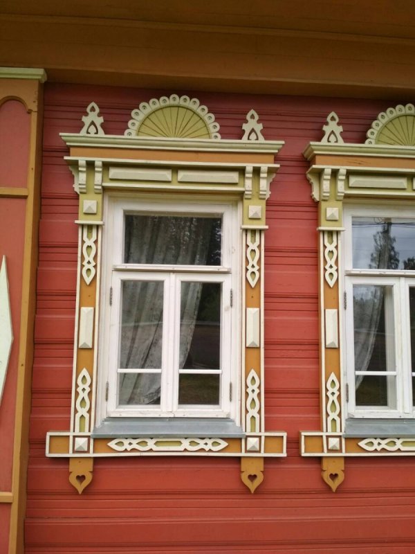 Дом с резными наличниками