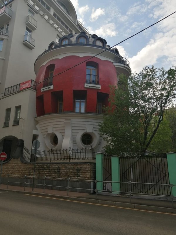 Дом-яйцо в Москве на чистых прудах