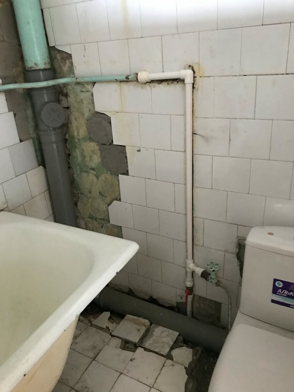 Бабка застряла в мусоропроводе