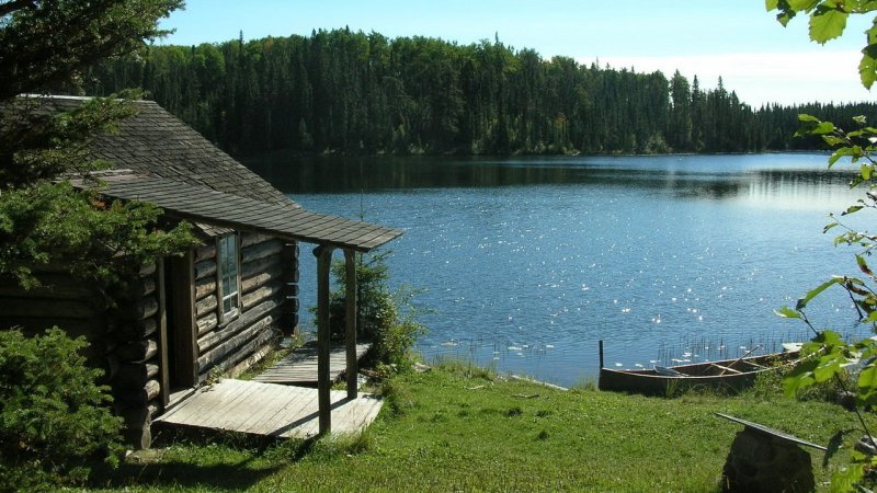 Охотничий домик у озера
