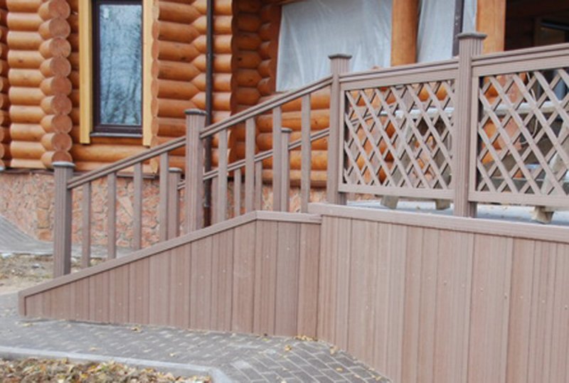 Красивые перила для крыльца из дерева