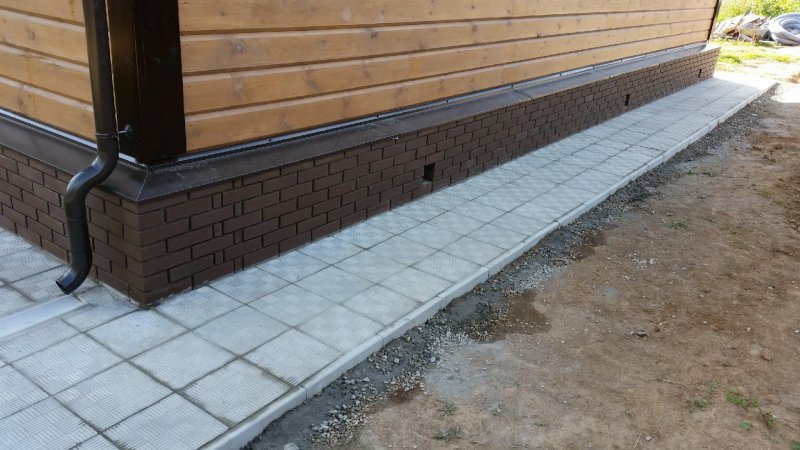 Отделка отмостки тротуарной плиткой