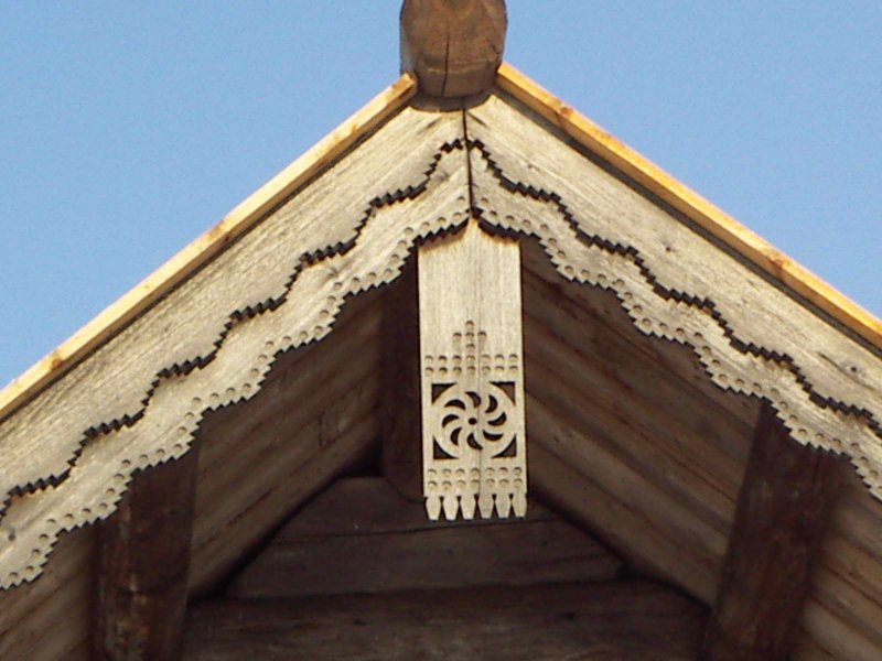 Конь на крыше избы
