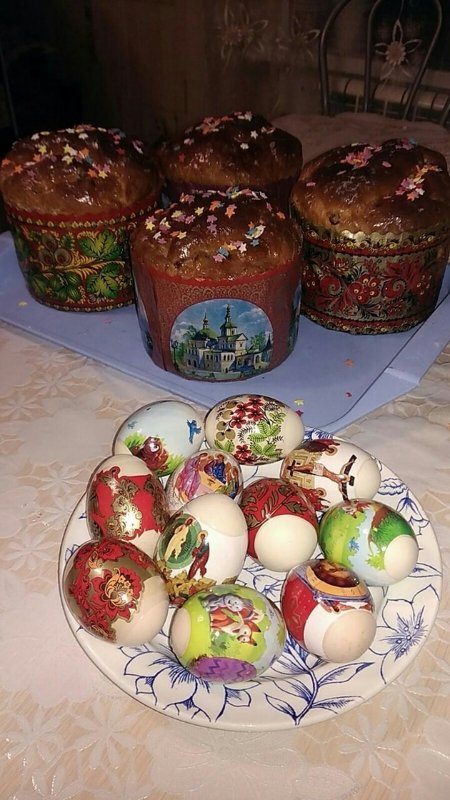 Пасха куличи и яйца на столе