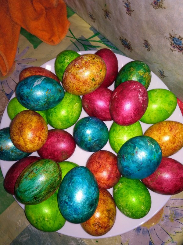 Крашенные пасхальные яйца домашние