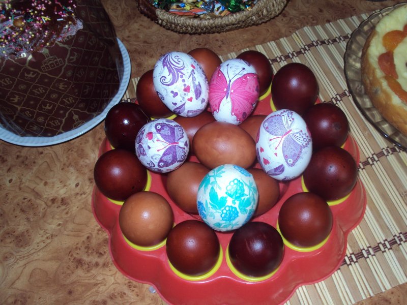 Крашеные яйца на столе