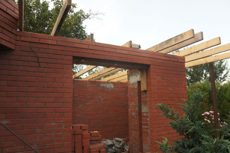 Пристрой из кирпича, крыша односкатная