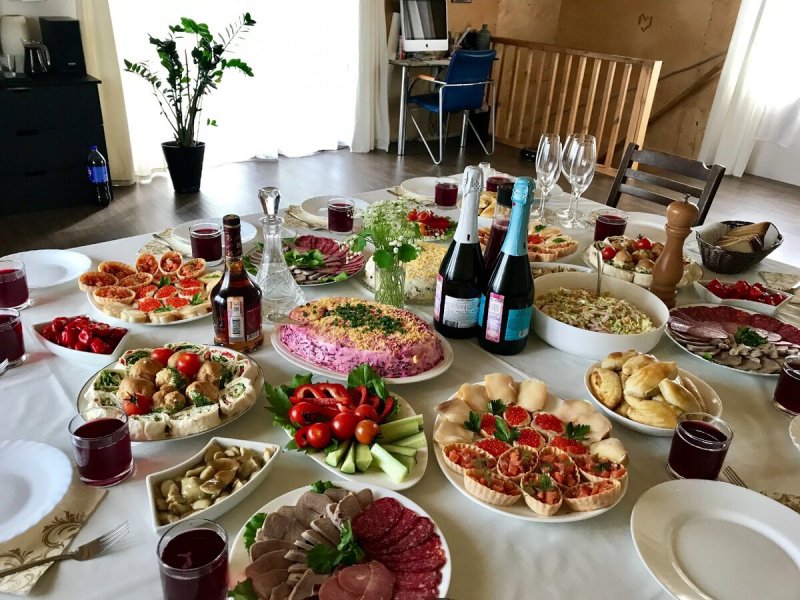 Накрыть праздничный стол