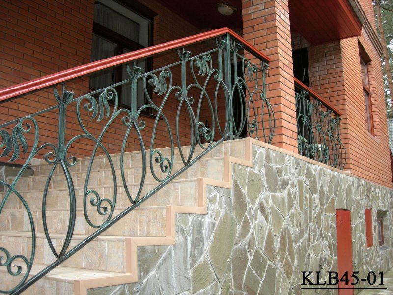 Кованые перила для крыльца в частном доме