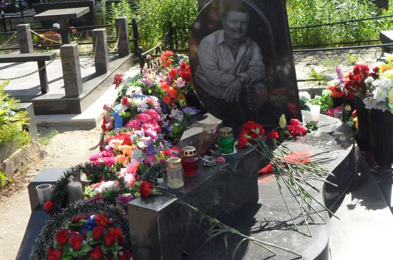 Михаил круг памятник в Твери на кладбище