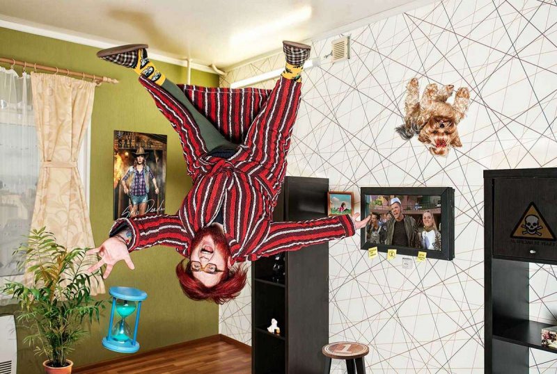 Перевернутый дом внутри