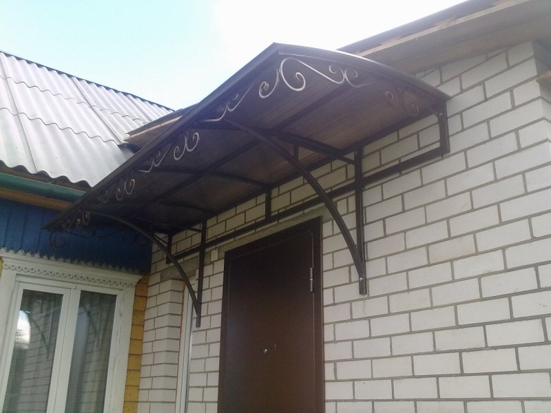 Козырёк над крыльцом из профнастила