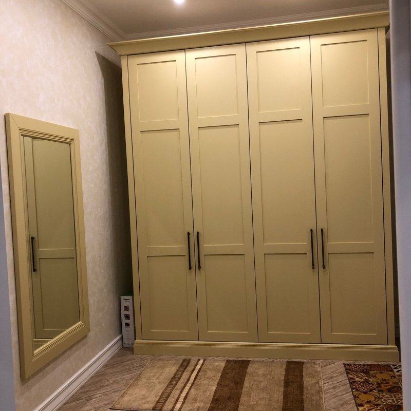 Платяной шкаф в прихожую