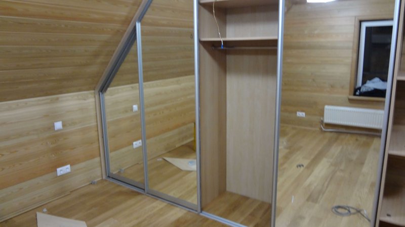 Шкаф купе в мансарде