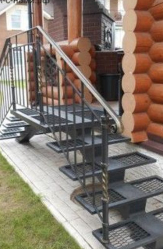 Лестница металлическая уличная для крыльца