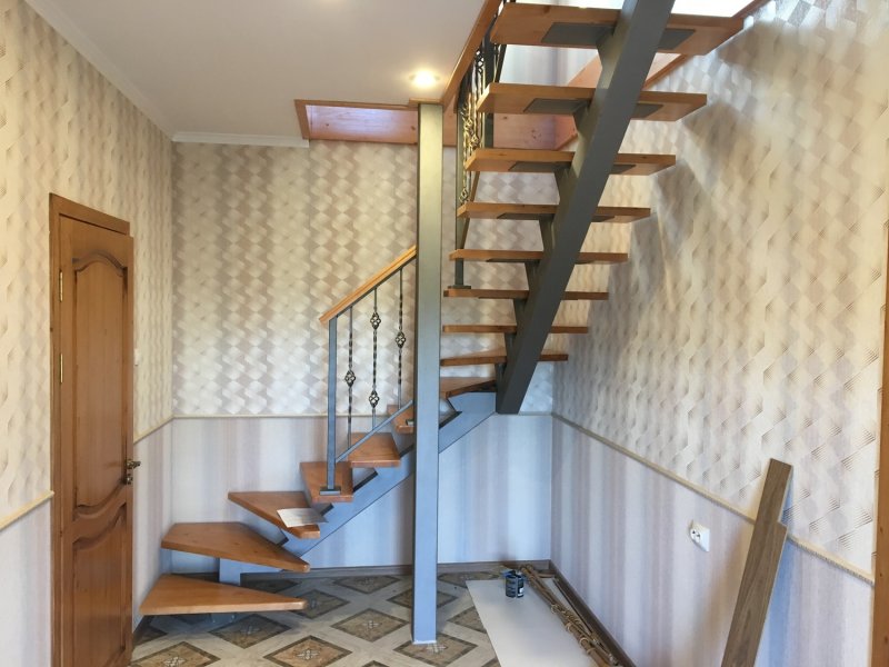 Отделка стен ламинатом на лестнице
