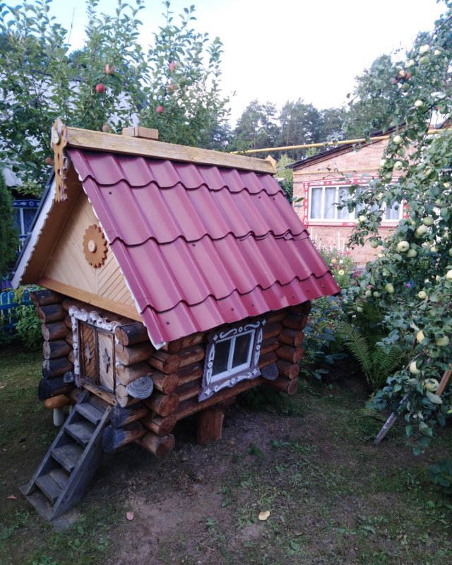 Избушка на курьих ножках в Ленинградской области