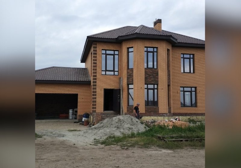 Двухэтажный дом из кирпича