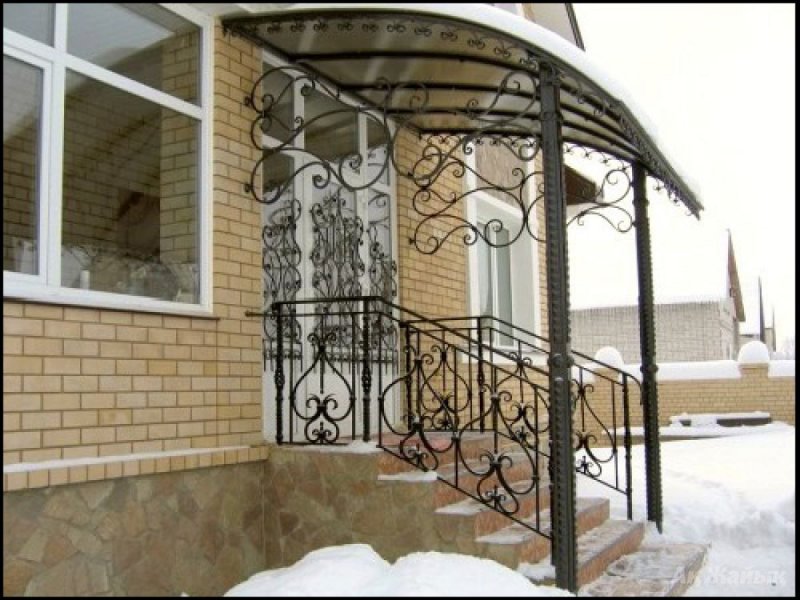 Крыльцо с козырьком из металла