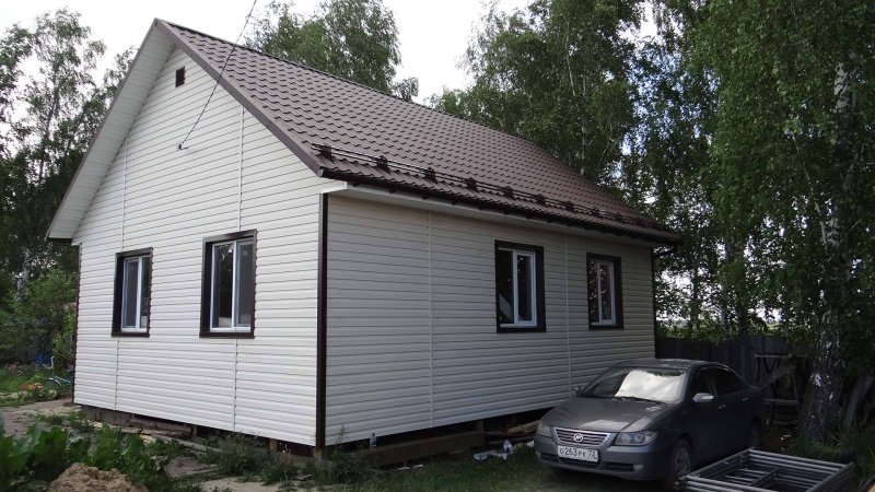 Дом обшитый белым сайдингом