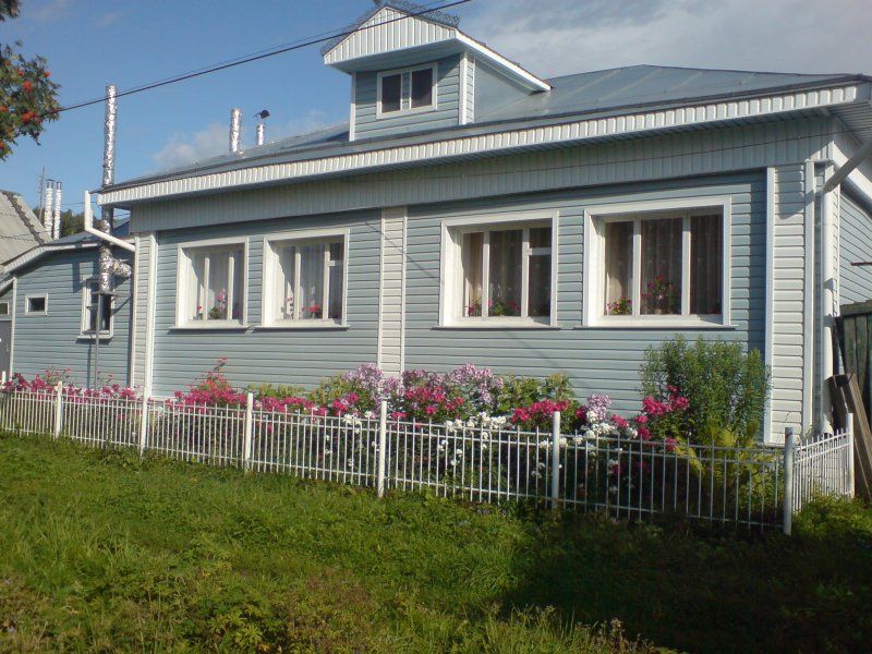 Палисадник перед домом в деревне