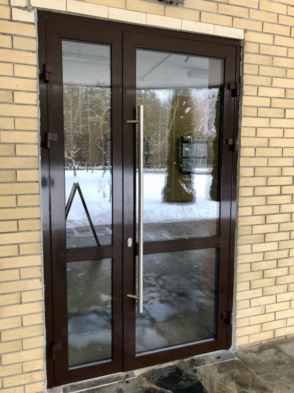 Входная алюминиевая дверь Rehau