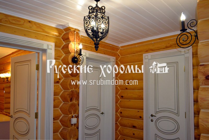 Потолочный плинтус в доме из бревна