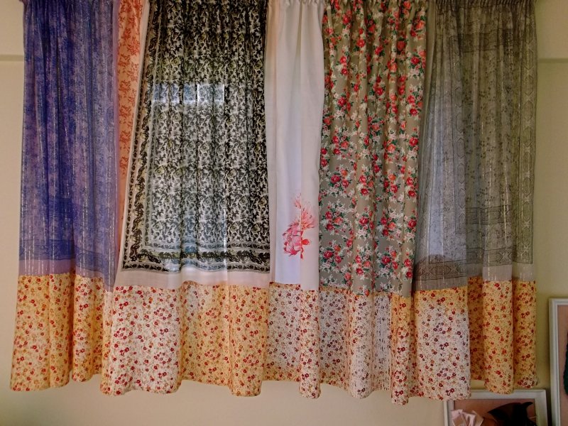 Шторы из кусочков ткани