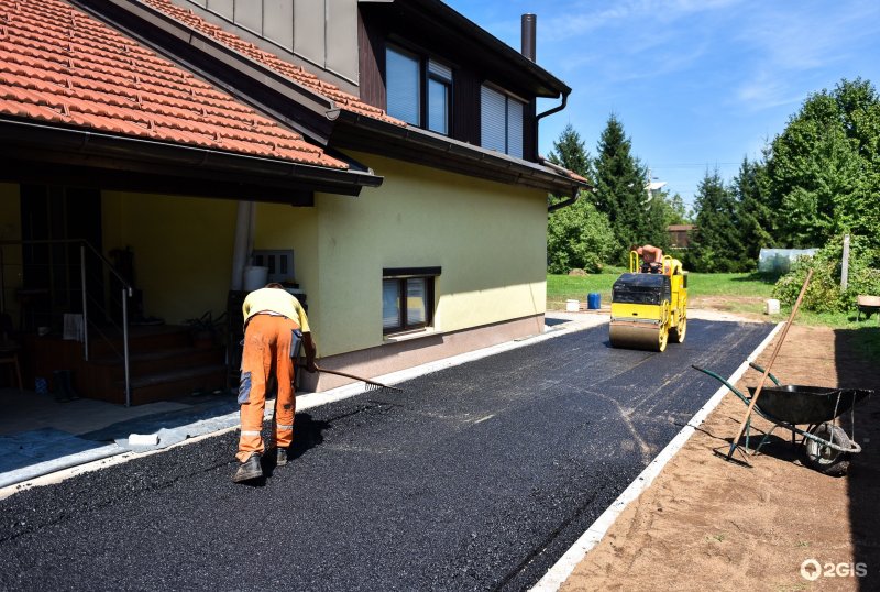Асфальт и тротуарная плитка во дворе частного