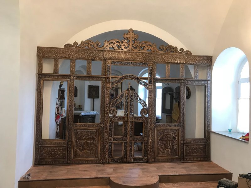 Резной иконостас из дерева