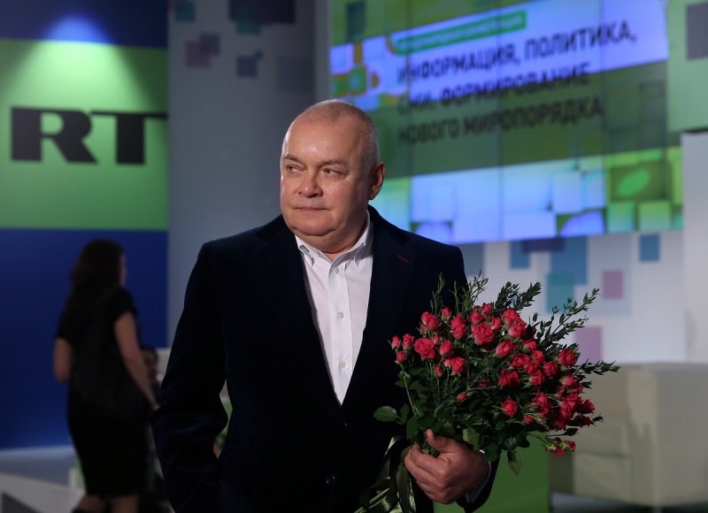 Киселев жарит рыбу в Коктебеле