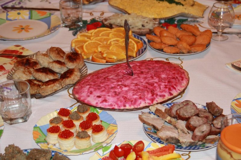 Накрытый стол с домашней едой