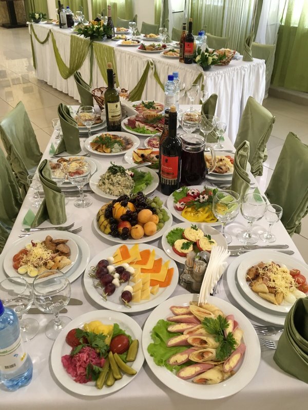 Накрыть праздничный стол