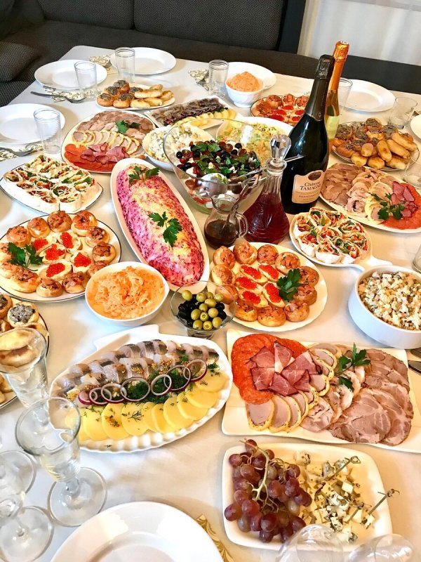 Шикарный праздничный стол