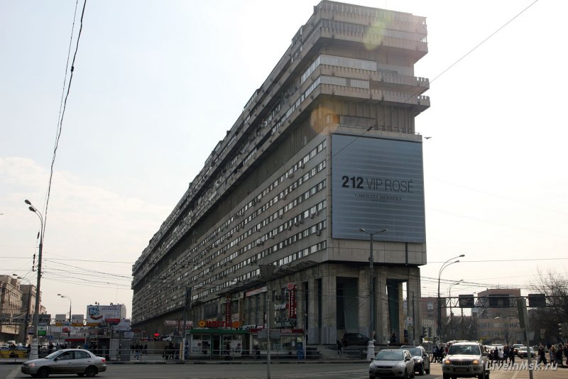 Лежачий небоскреб в Москве на Варшавке
